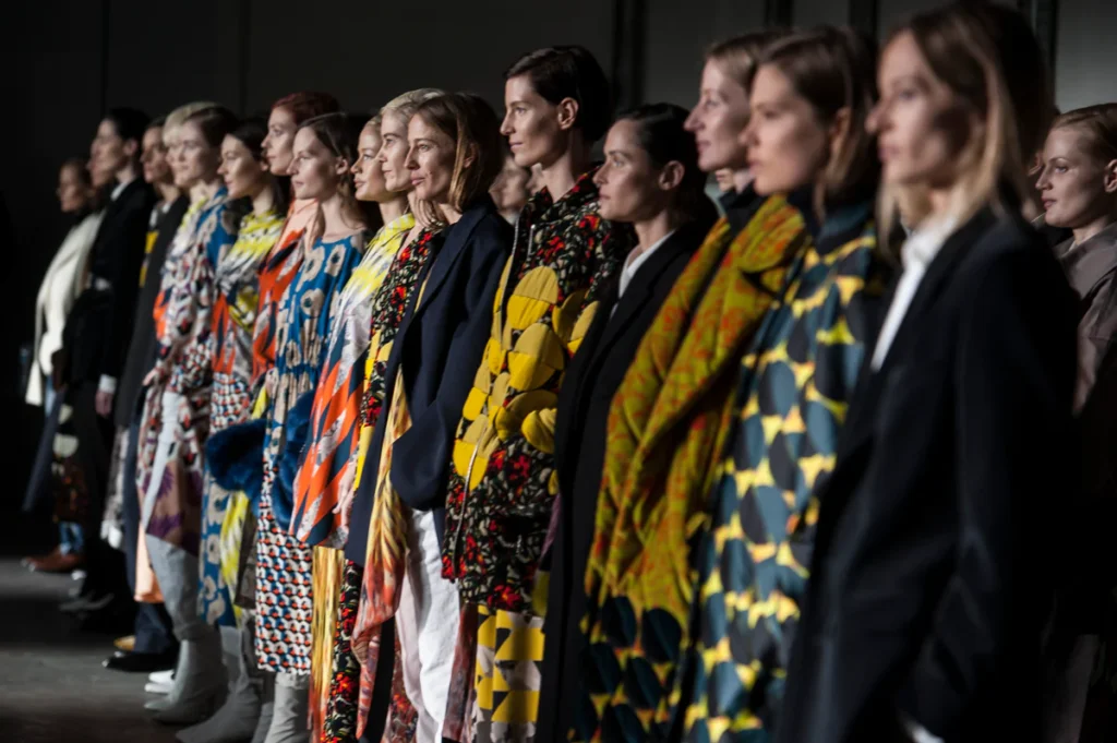 Lo stilista Dries Van Noten si ritira dalla moda. Breve storia dei “sei di Anversa” che fecero la rivoluzione