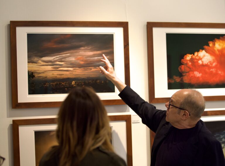 Carlo Verdone davanti alle sue fotografie esposte al Polo del '900 a Torino