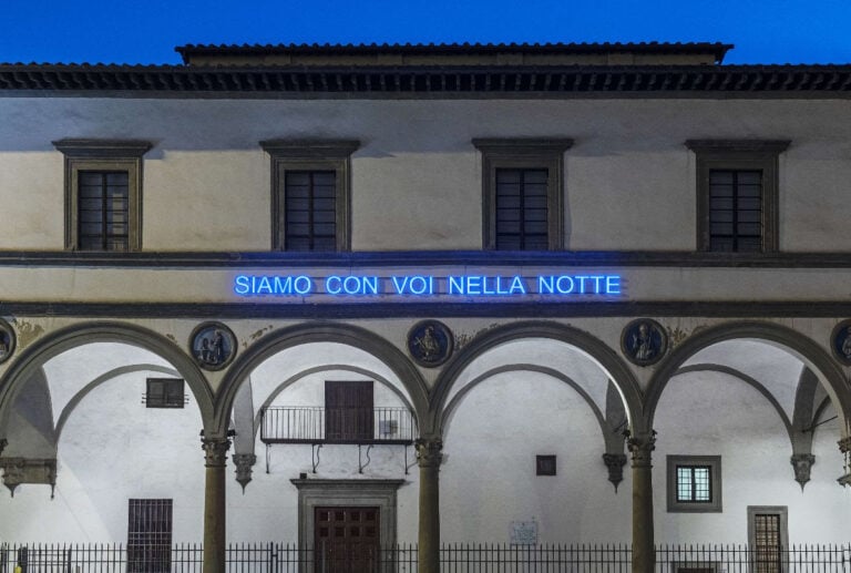 Claire Fontaine, Siamo con voi nella notte (2007), Blue Led letters, framework, transformers and cables. 500 × 11,000 × 100 mm, photo by Leonardo Morfini, copyright Studio Claire Fontaine, Courtesy of Claire Fontaine