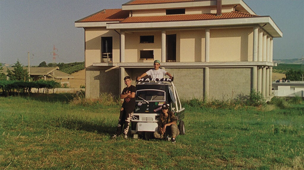 L’estate italiana, l’adolescenza e l’Ape Piaggio nel documentario Sting like a Bee