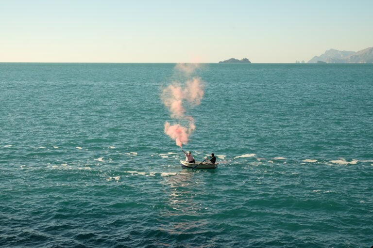 L'artista visiva e scrittrice Giulia Crispiani durante una performance nel mare di Praiano. Courtesy Marea Art Project