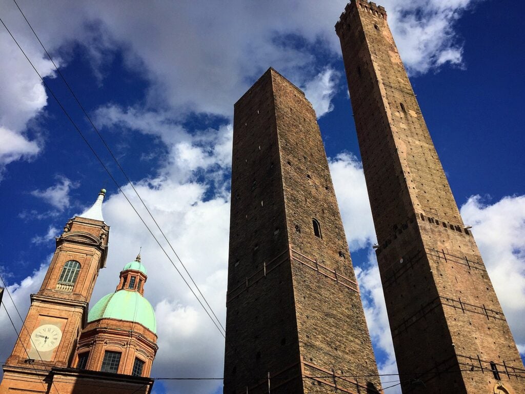La Garisenda di Bologna si salverà dal crollo. Trovato il modo di stabilizzare la torre
