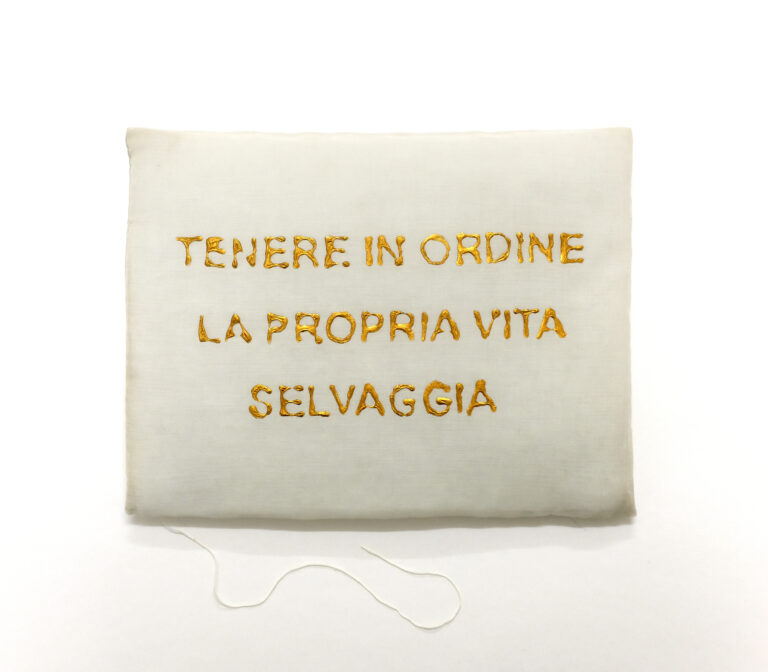 Mariella Bettineschi, Morbido, 1980, organza, fiocco, oro, 21x28,5x2 cm