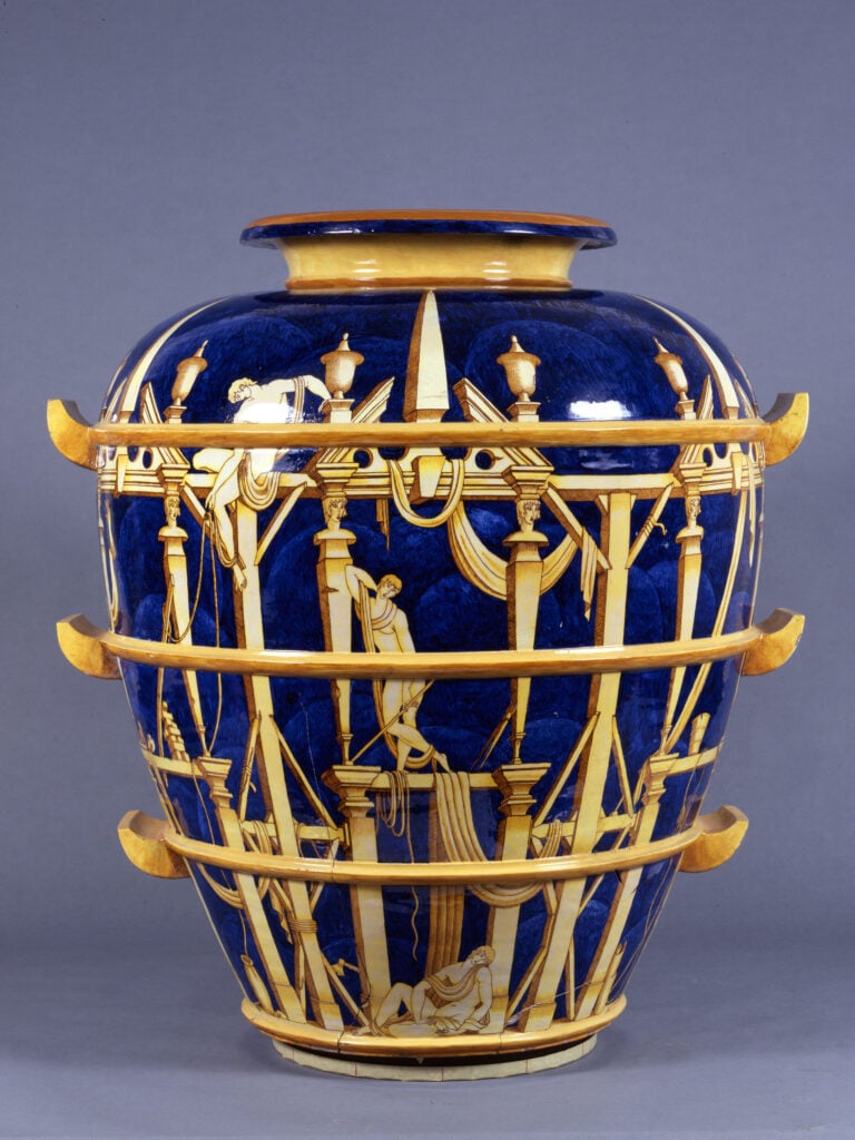 Urna - La conversazione classica, Gio Ponti. occia, Società Ceramica Richard-Ginori 1929, Museo Internazionale delle Ceramiche in Faenza. h 50 x diam. 16,5 cm. Courtesy MIC Faenza