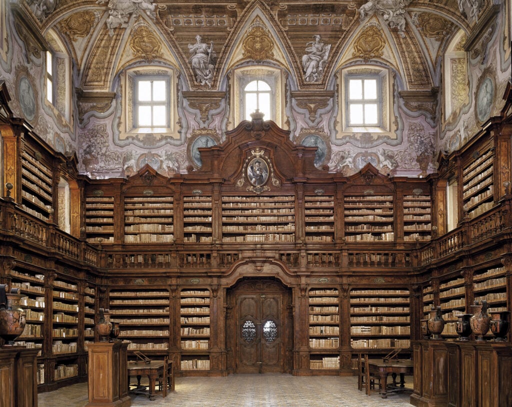 napoli complesso dei girolamini biblioteca A Napoli ha riaperto finalmente la chiesa-museo dei Girolamini: record di visitatori il primo giorno