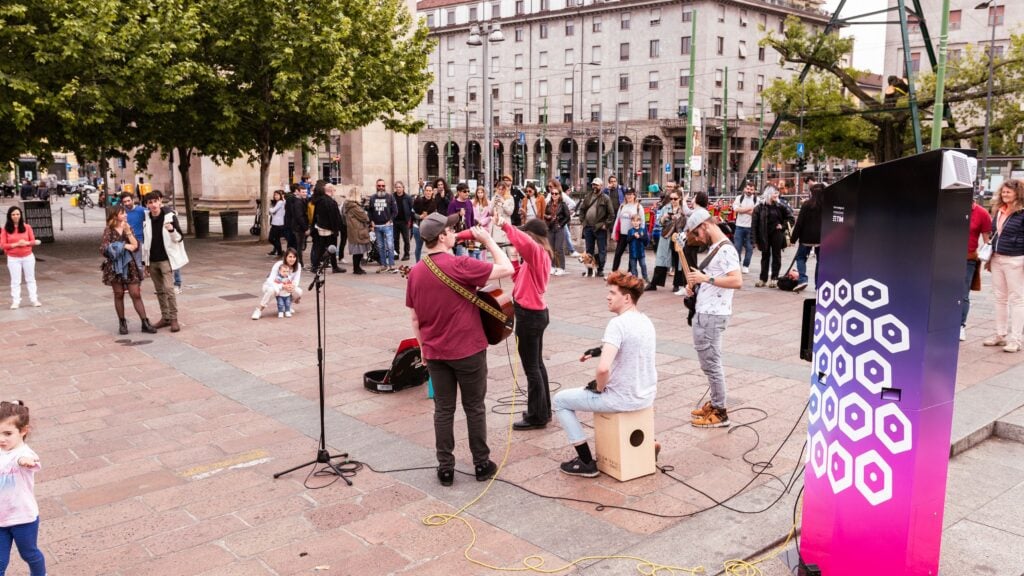 Cantare mentre aspetti la metro? Nascono piccoli palchi per organizzare concerti lampo