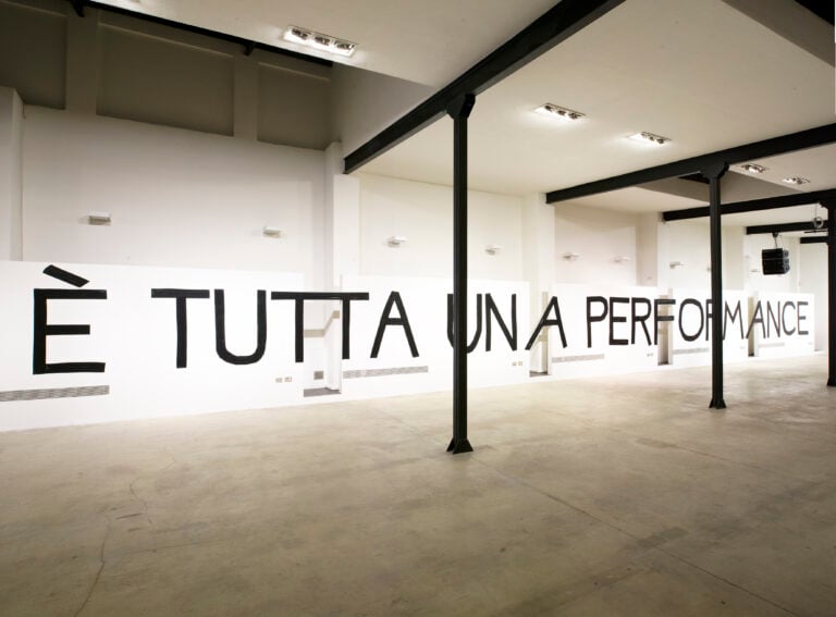 Giulio Alvigini, È TUTTA UNA PERFORMANCE, nastro adesivo nero su muro / Black scotch tape on wall, Installazione site-specific / site-specific installation, 2400 x 120 cm, 2024