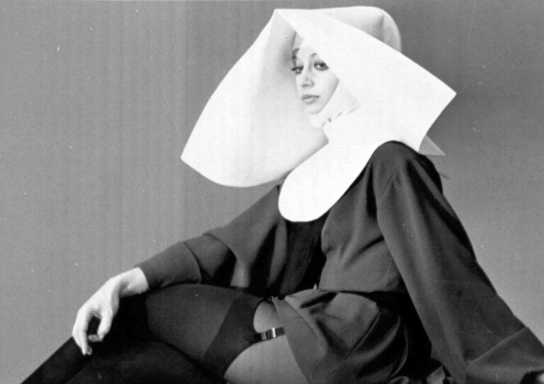 Raffaella Carrà nell'abito da suora sexy disegnato da Luca Sabatelli. Ma che sera, 1978