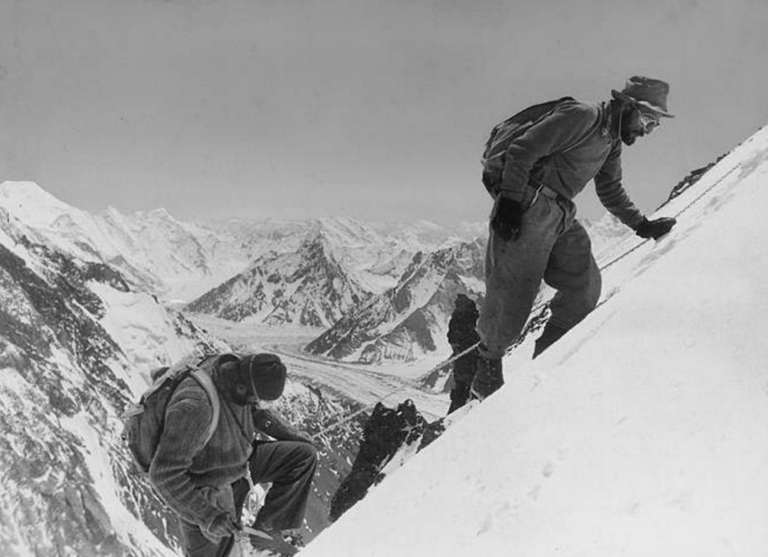3 Ugo Angelino e Guido Pagani in salita (6.390 m), fra il campo III e il campo IV, 1954. Foto Mario Fantin. Credits Fondo Mario Fantin, Centro Documentazione Museo Nazionale della Montagna - CAI Torino (674x493)