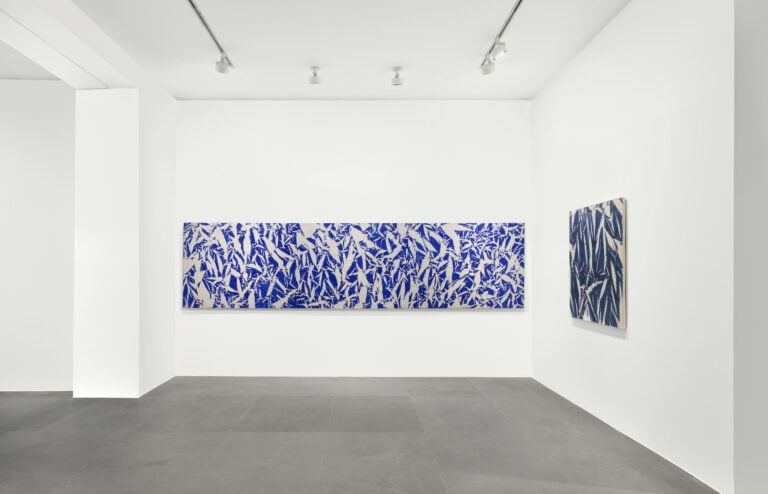 Simon Hantaï, Azzurro, installation view at Gagosian, Roma, 2024.