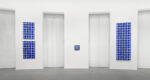simon hantai azzurro installation view at gagosian roma 2024 4 Storia di Simon Hantaï, il pittore della “piegatura” in mostra a Roma