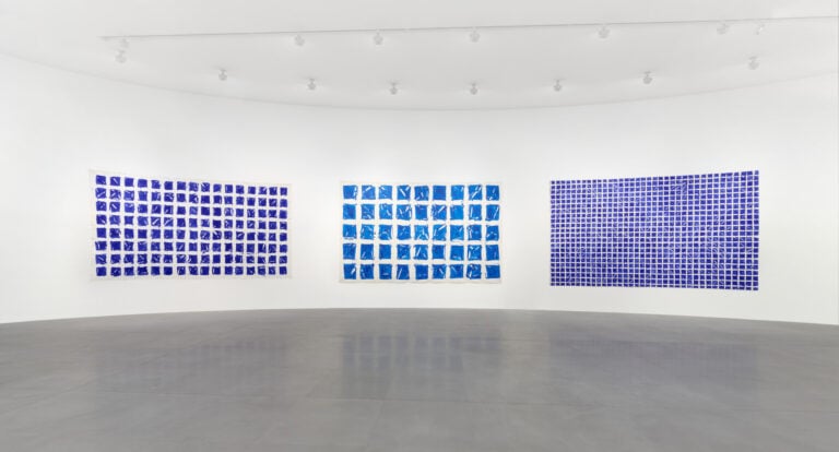 Simon Hantaï, Azzurro, installation view at Gagosian, Roma, 2024.