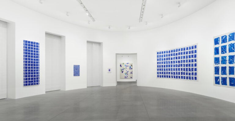Simon Hantaï, Azzurro, installation view at Gagosian, Roma, 2024.