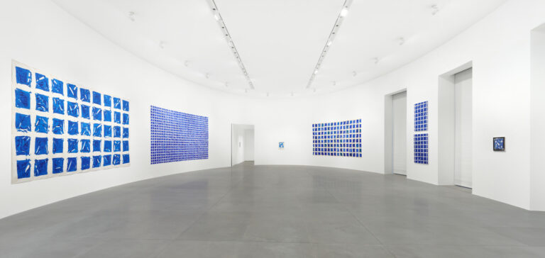 Simon Hantaï, Azzurro, installation view at Gagosian, Roma, 2024.