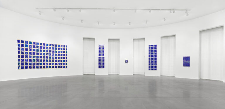 Simon Hantaï, Azzurro, installation view at Gagosian, Roma, 2024.