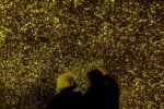 L’installazione d’artista che illumina il cielo di Pesaro con migliaia di lucciole artificiali