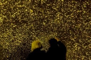 L’installazione d’artista che illumina il cielo di Pesaro con migliaia di lucciole artificiali