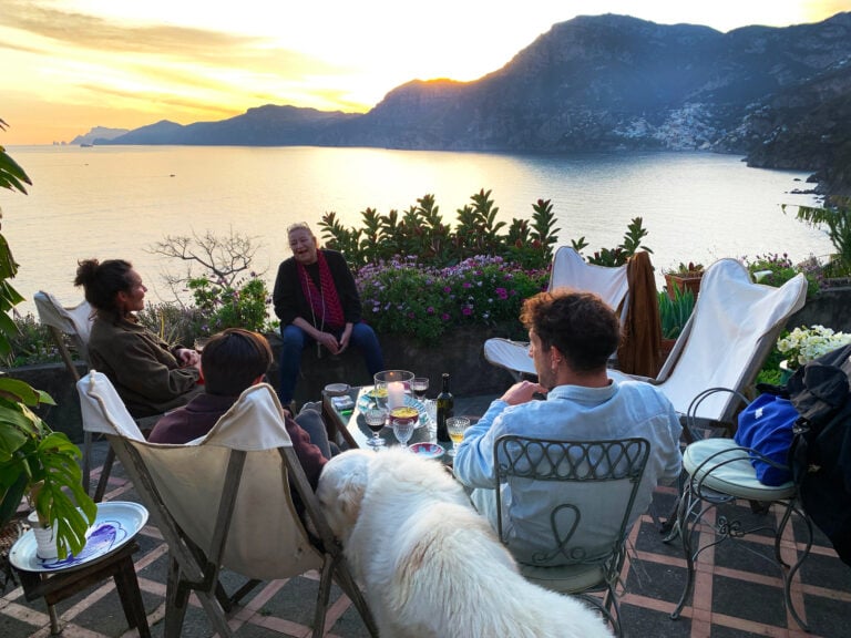 Tramonto a casa di Sandra Belcredi, proprietaria di Casa Tuti, con gli scrittori Flavio Nuccitelli e Luca Starita. Courtesy Marea Art Project