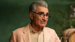 La star di Hollywood Eugene Levy a scuola di gestualità in Italia. Il video