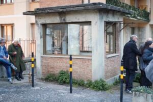 A Siena un’edicola abbandonata si trasforma in una galleria d’arte contemporanea 