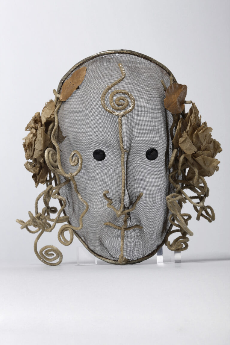 Jean Cocteau Maschera per “Antigone” (Masque pour la pièce Antigone) Mask for the Play Antigone (Masque pour la pièce Antigone) 1923 Rete metallica, scovolino per pipa e perline Wire mesh, pipe cleaner, and beads 23 x 22 x 12 cm Parigi, Bibliothèque National de France, Fondo Charles Dullin (1885–1949) Bibliothèque National de France, Paris, Fonds Charles Dullin (1885–1949) © Adagp/Comité Cocteau, Paris, by SIAE 2024.