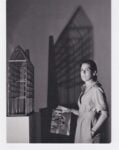 Mostra “Aldo Rossi. Modelli di Architettura”, 1981 - Antonia con modellino della biblioteca di Karlsruhe e disegno de il Teatro del mondo di Aldo Rossi. Photo ©Vittorio Pigazzini. Courtesy Antonia Jannone Disegni di Architettura