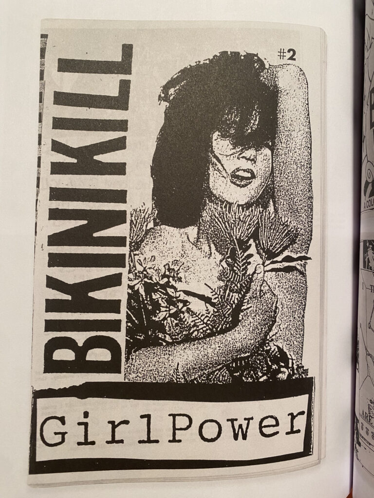 18 kathleen hanna bikini kill n2 1991 Cosa è il culto delle fanzine e qual è la sua storia. Un libro lo racconta