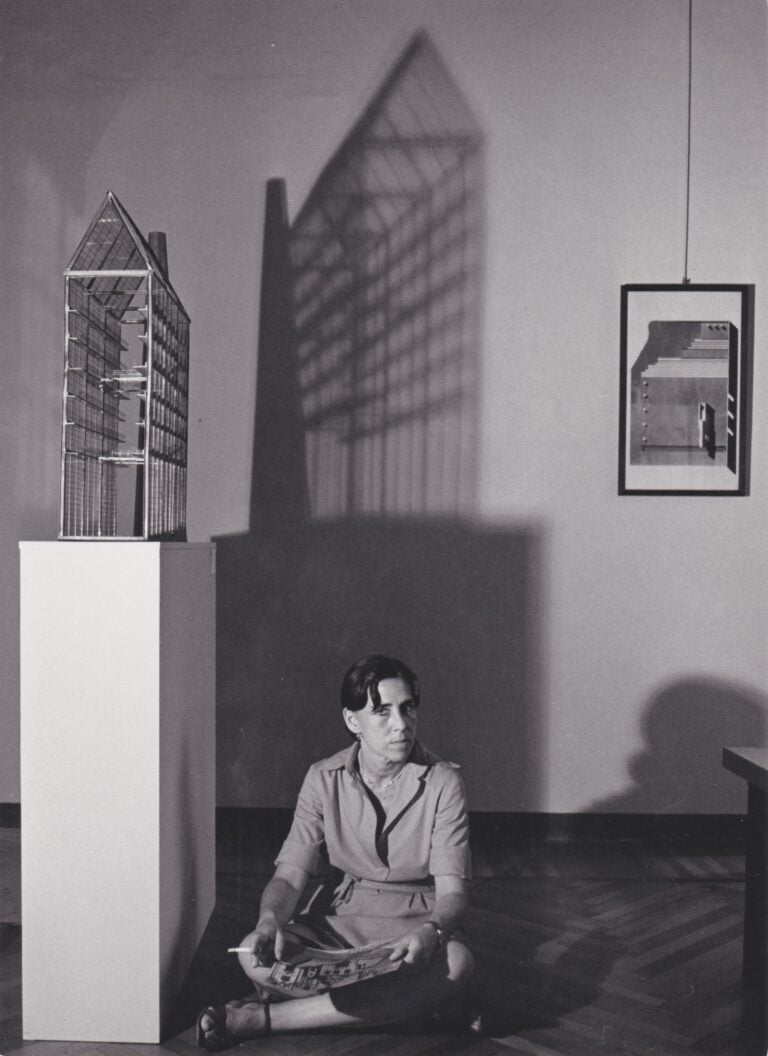 Mostra “Aldo Rossi. Modelli di Architettura”, 1981 - Antonia con modellino della biblioteca di Karlsruhe e disegno de il Teatro del mondo di Aldo Rossi. Photo ©Vittorio Pigazzini. Courtesy Antonia Jannone Disegni di Architettura