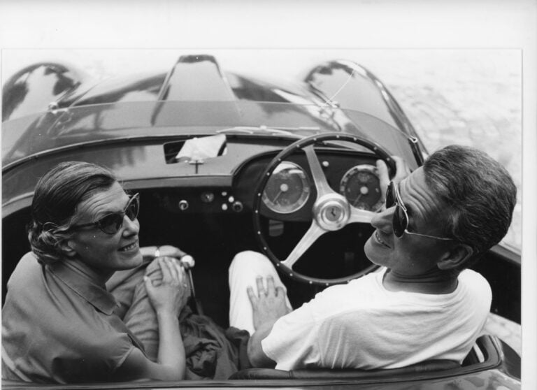 Luigi Pericle et sa femme Orsolina à bord de leur Ferrari 250 MM Vignale Spyder. Collection de la Ville d’Ascona, Fonds Luigi Pericle Giovannetti, Musée