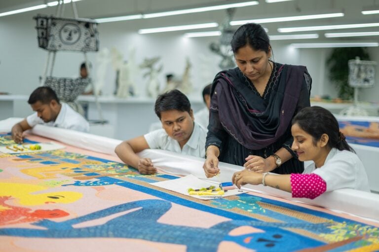 Anisha with Artisans, 2023 © Hashim Badani. Post production Daniele Zoico - Danto Production. Courtesy of Chanakya Foundation