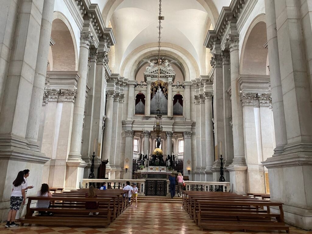 Gli arcangeli di Berlinde De Bruyckere in una grande chiesa di Venezia