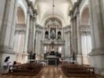 Gli arcangeli di Berlinde De Bruyckere in una grande chiesa di Venezia