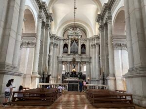 Gli arcangeli di Berlinde De Bruyckere in una grande chiesa di Venezia