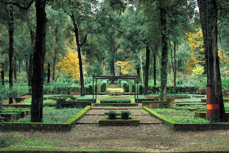 bosco della ragnaia foto stefano baroni frances lansing laurent kalfala 2 Vicino a Siena c'è un bosco meditativo pieno di opere d'arte in costruzione da 30 anni