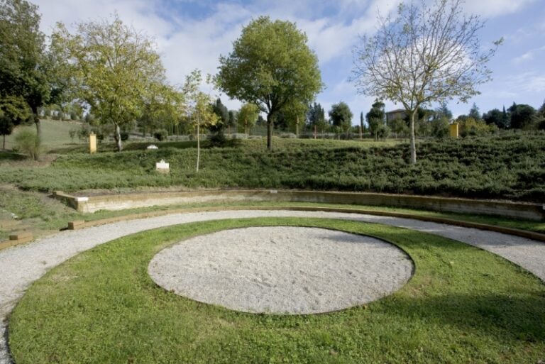 bosco della ragnaia foto stefano baroni frances lansing laurent kalfala 5 Vicino a Siena c'è un bosco meditativo pieno di opere d'arte in costruzione da 30 anni