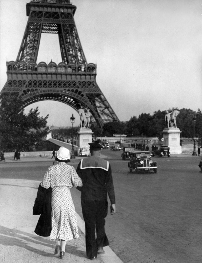 brassai couple avec matelot pont de la tour eiffel ca1932 c estate brassai succession philippe ribeyrolles Chi era Brassaï, il fotografo ungherese che ha immortalato Parigi