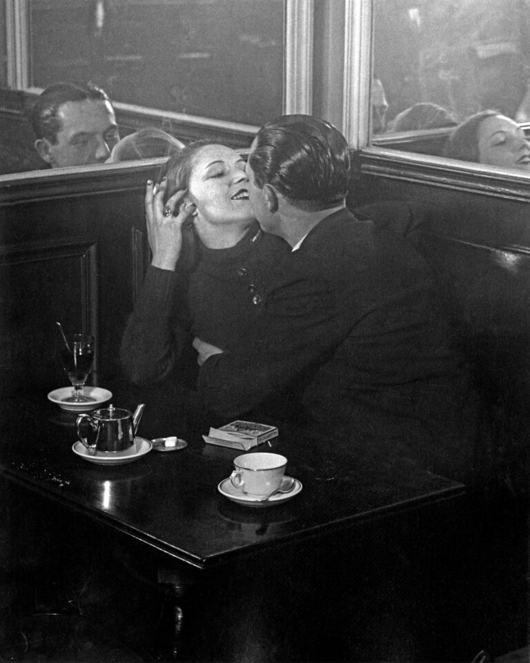 Brassaï, Couple d'amoureux dans un café parisien, Place Clichy © Estate Brassaï Succession - Philippe Ribeyrolles