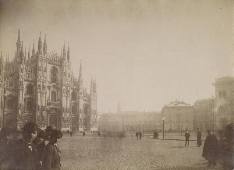 Fotografo non identificato - Veduta animata della Piazza del Duomo, 1885-1900, Albumina