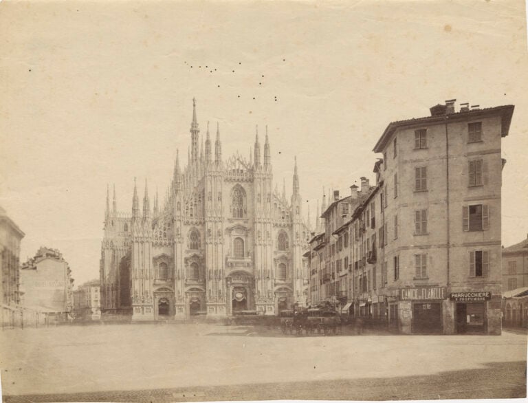 Fotografo non identificato - Veduta del Duomo e dell’isolato del Rebecchino, 1873-1900, Albumina