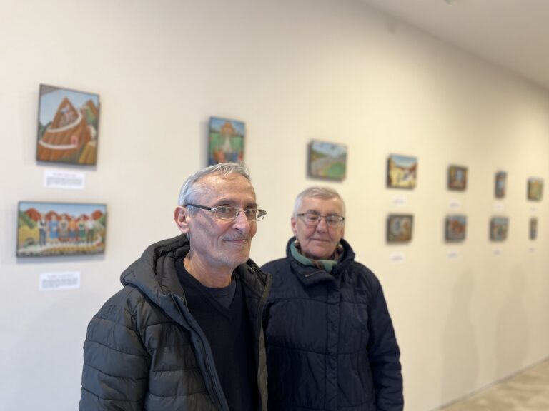 franco biagioni con la curatrice della mostra simonetta bellotti L’archivio dipinto della memoria di Franco Biagioni all’Auditorium di Roma