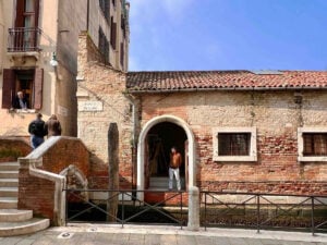 La galleria Lorcan O’Neill apre a Venezia. La mostra di Richard Long inaugura il nuovo spazio