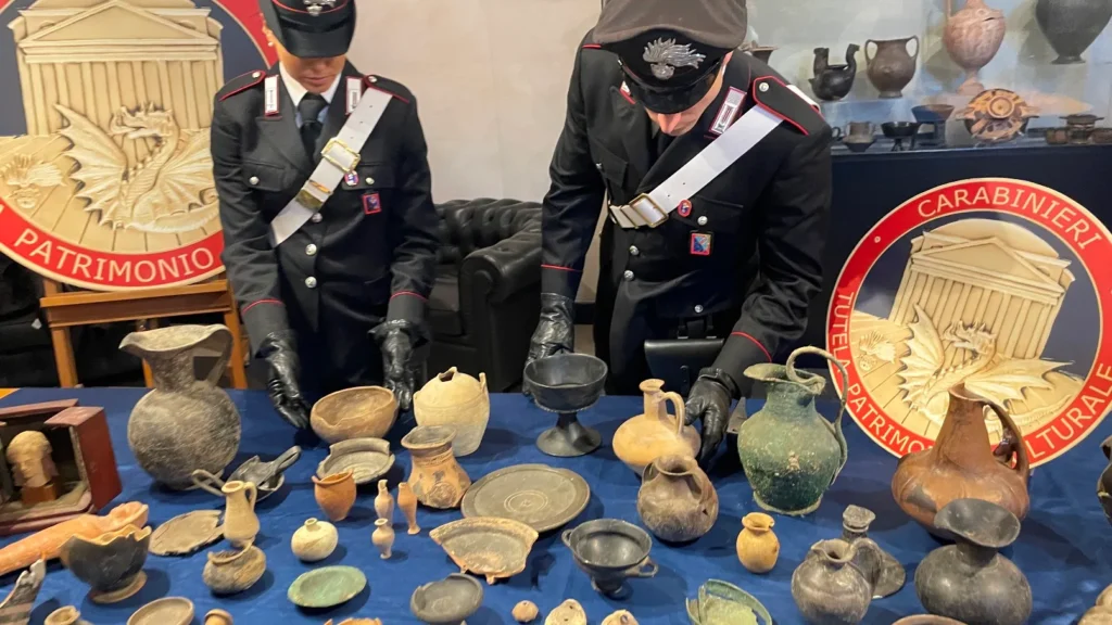 I carabinieri del TPC restituiscono alla soprintendenza alcuni beni archeologici. Courtesy of journalchc.com