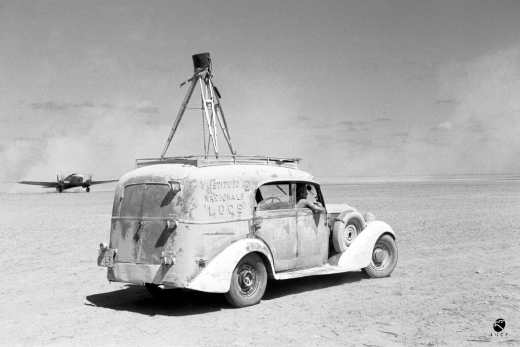 Il furgoncino dell'Istituto Luce in un campo di aviazione nel deserto - Egitto 1940 - Foto Archivio Luce