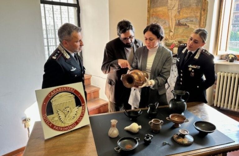 Il Ten Col Guido Barbieri in occasione della restituzione di alcuni oggetti al museo di Spoleto. Courtesy of Corriere dell’Umbria