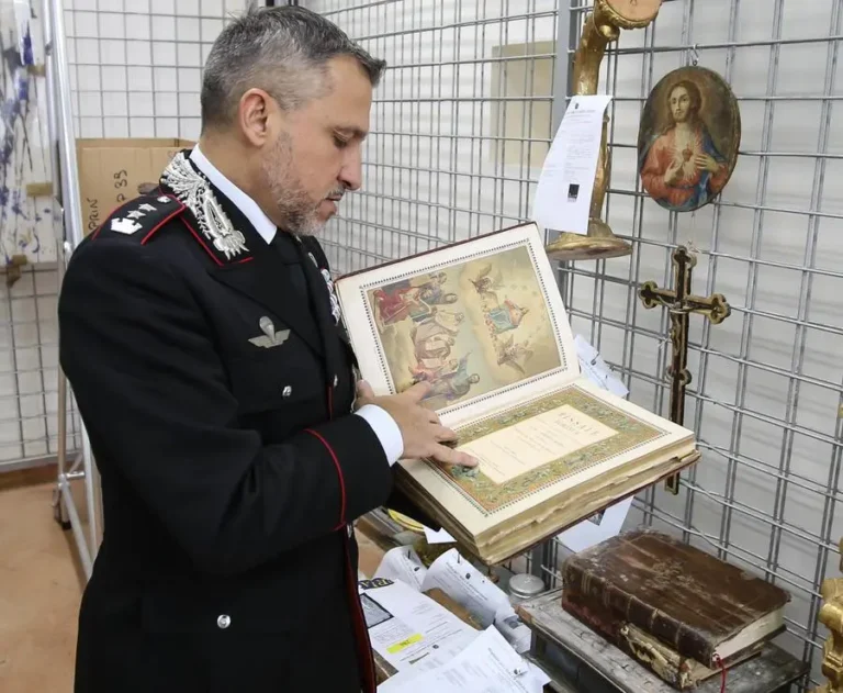 Il Ten Col Guido Barbieri mostra alcuni oggetti presenti nel deposito del TPC, courtesy of La Nazione