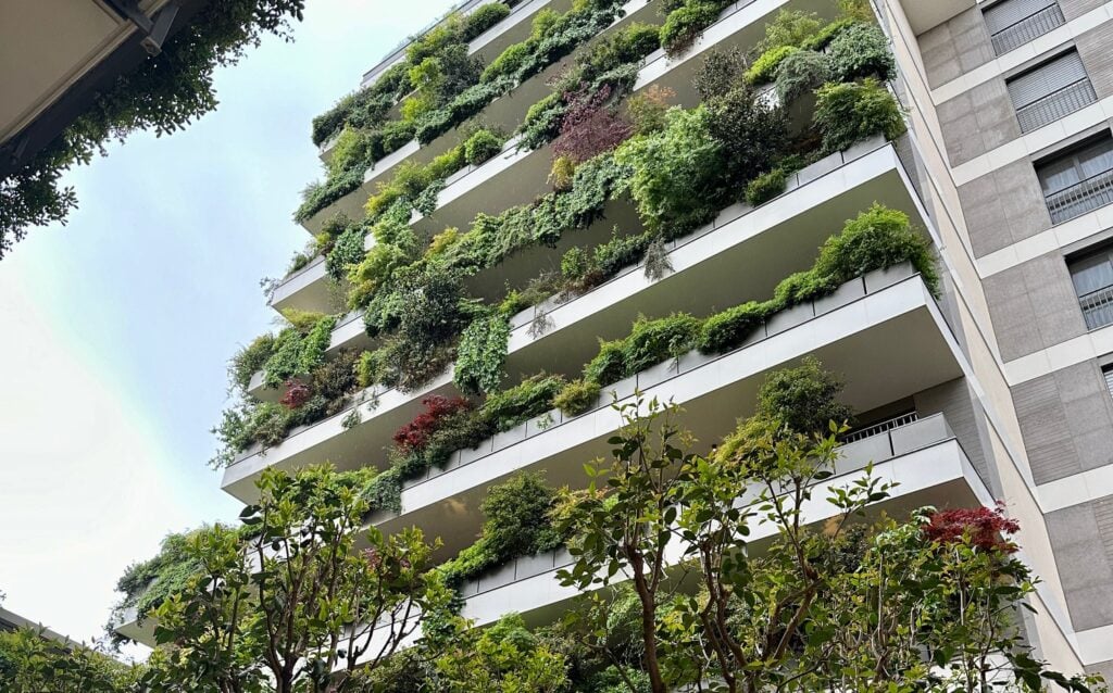 A Milano c’è un bosco verticale nascosto ai suoi piedi una mostra di inediti di Schifano