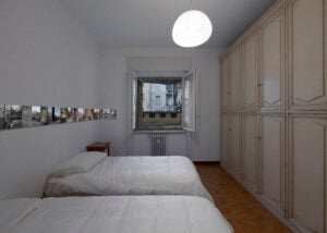 La mostra in un appartamento a Milano che si può vedere prenotando su Airbnb