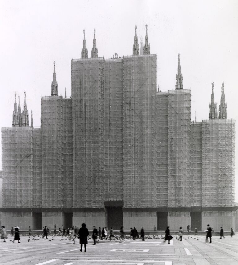 la facciata con ponteggi 1972 La Veneranda Fabbrica del Duomo di Milano porta in mostra i suoi archivi fotografici per approfondire il rapporto tra la Cattedrale e la città