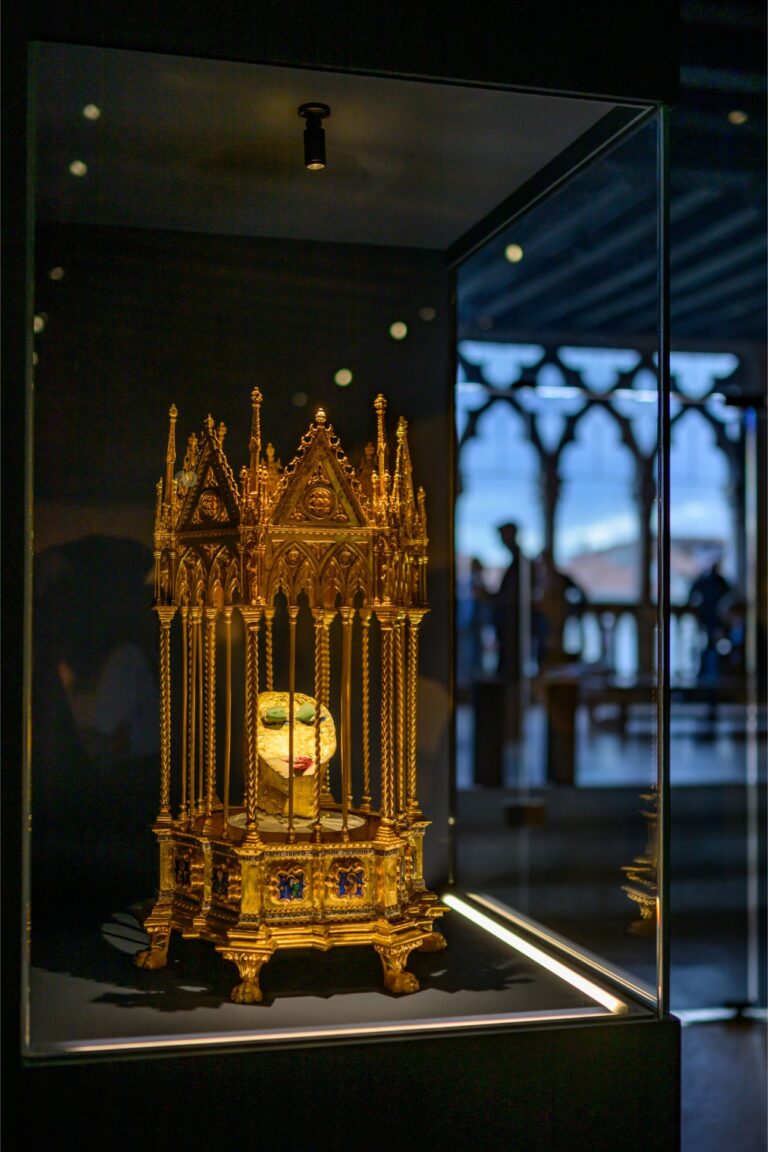 La mostra The Golden Way a Venezia. Foto di Marco Giuglierelli