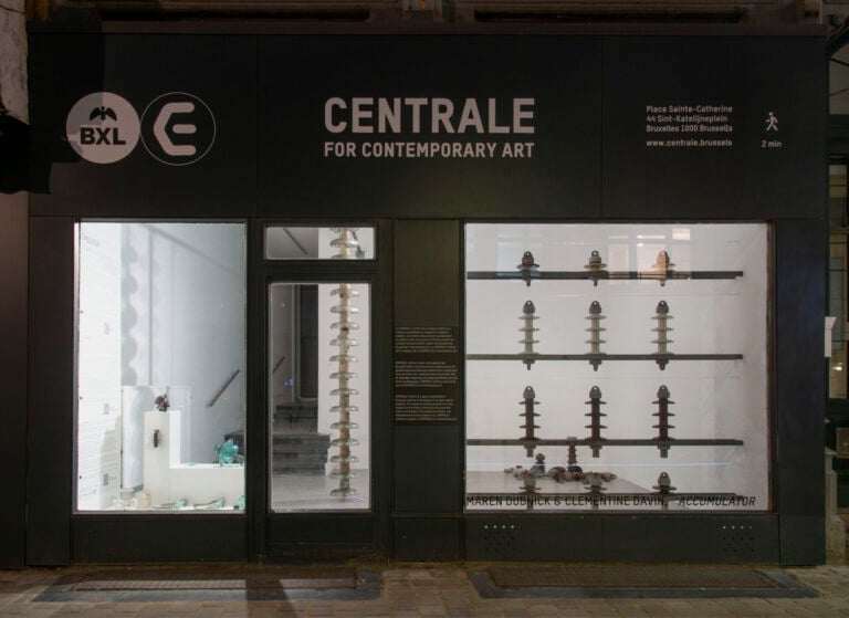 maren dubnick accumulator centrale vetrine bruxelles 2024 Le mostre da vedere durante la fiera Art Brussels 2024